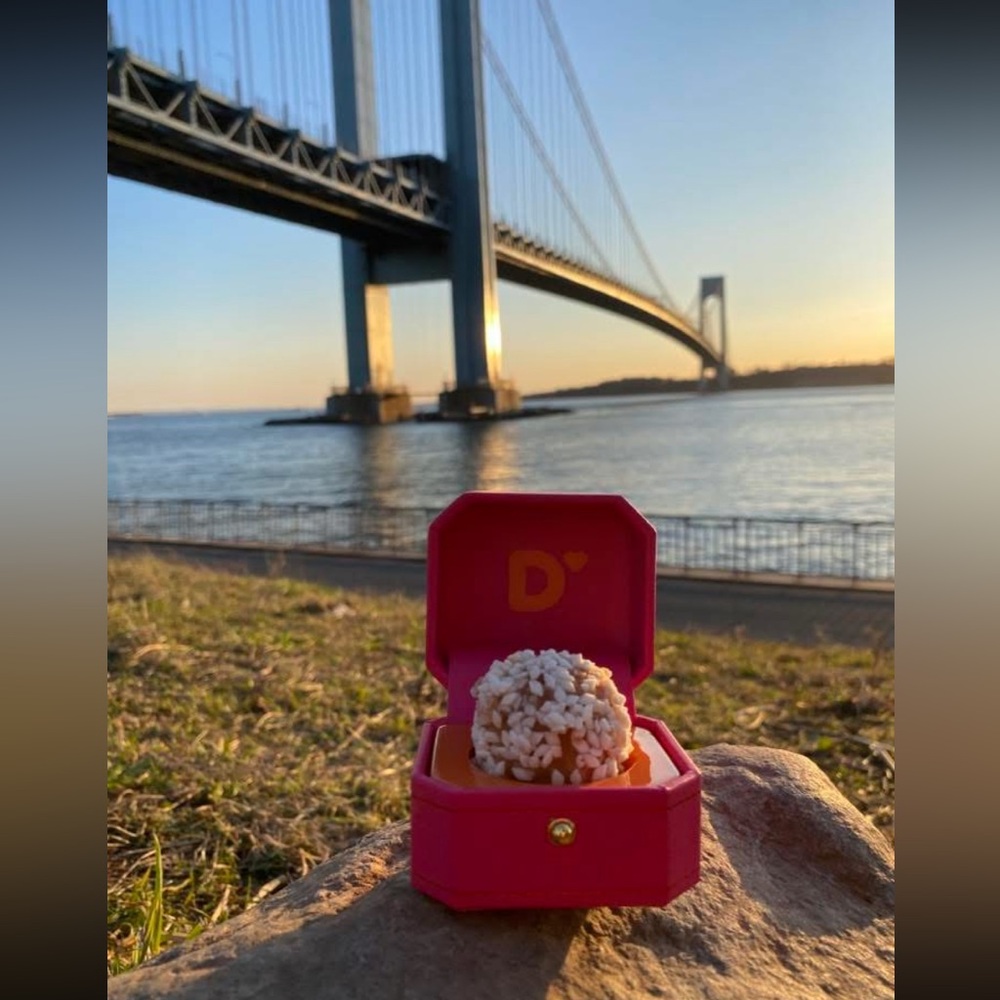 Dunkin' Donuts 🍩 Pink "ring" box
National Proposal Day - Picture 2 of 5